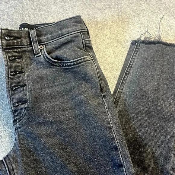 Denim Forum Yoko High Rise Slim in Distressed Black 24*27 - Picture 1 of 9